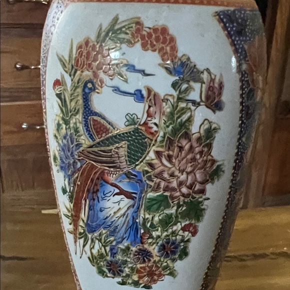 Elegant Handpainted Multicolor Porcelain Vase with Bird Motif - Picture 6 of 9